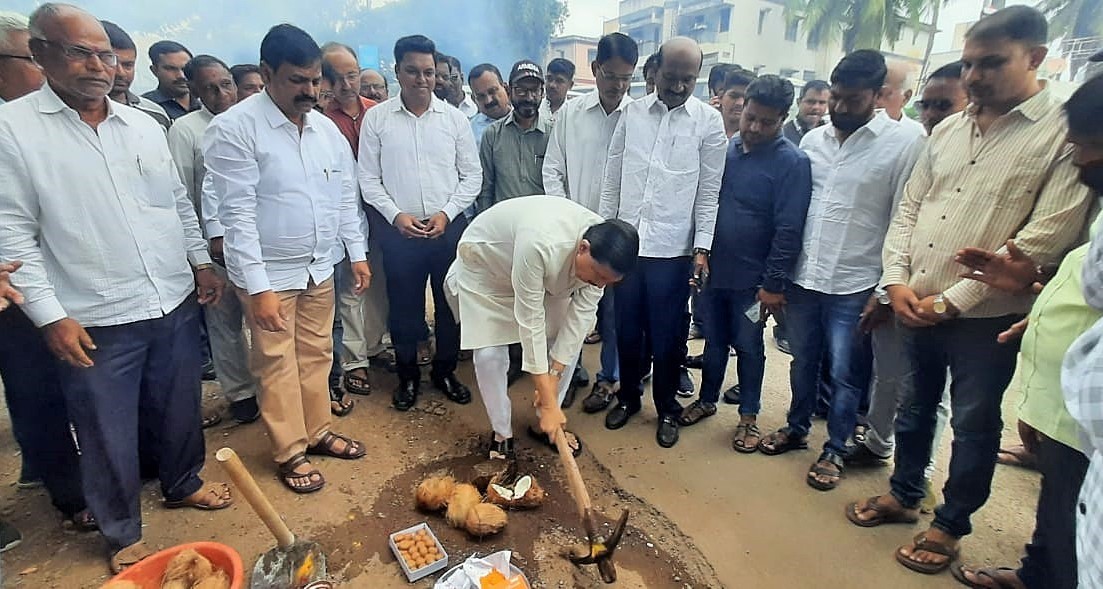 डी.एड. चौकातील रस्त्याचा चढ कमी होणार ; ९२ लाख २८ हजार रुपये खर्चाच्या कामाचा शुभारंभ
