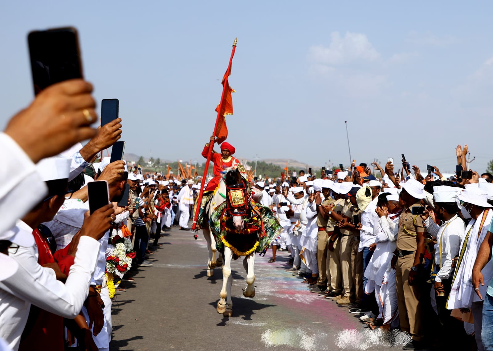 भक्तिरसाची उधळण करीत पहिला उभा रिंगण सोहळा संपन्न