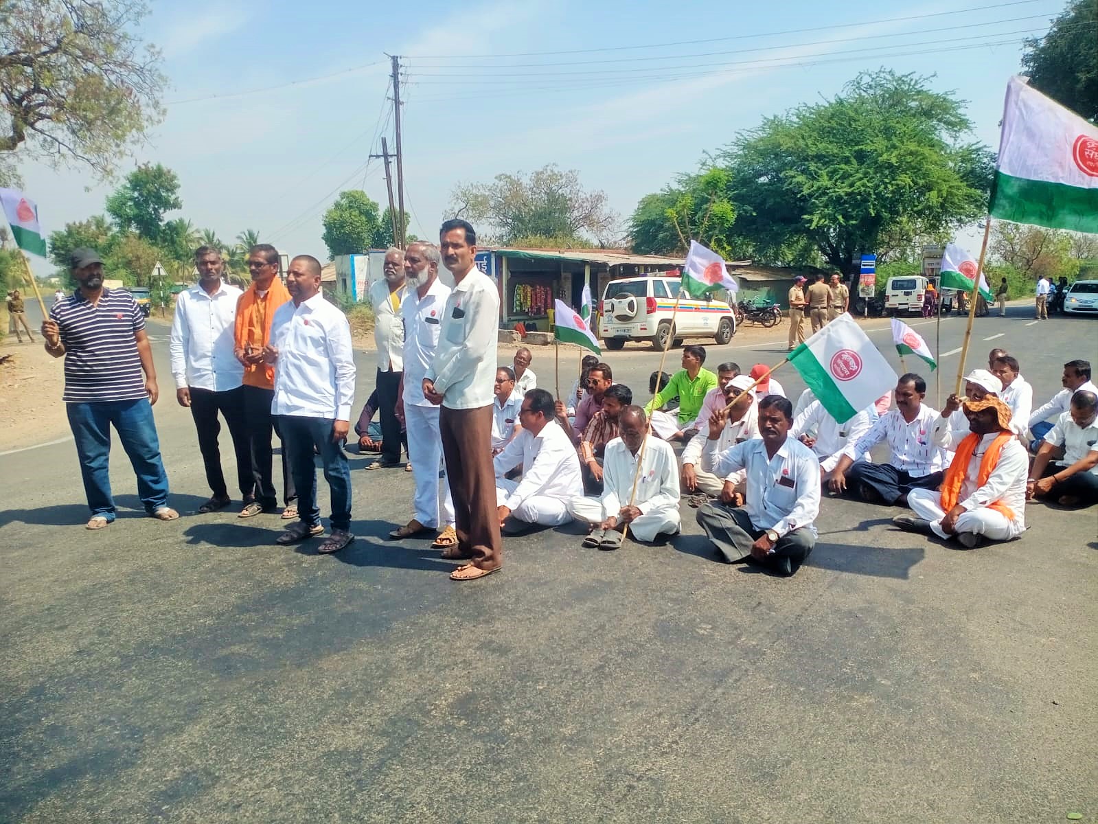 फलटण येथे स्वाभिमानीचे चक्काजाम आंदोलन